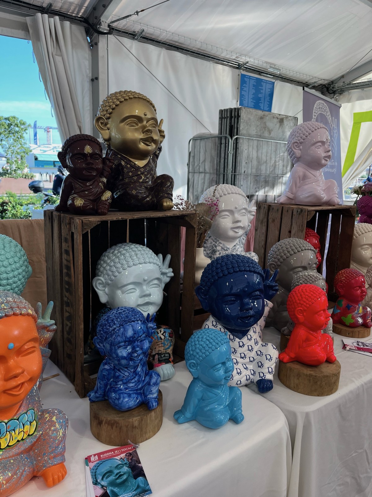 Objets Bouddha colorés à collectionner pour créer une ambiance zen sur terrasse à Cannes