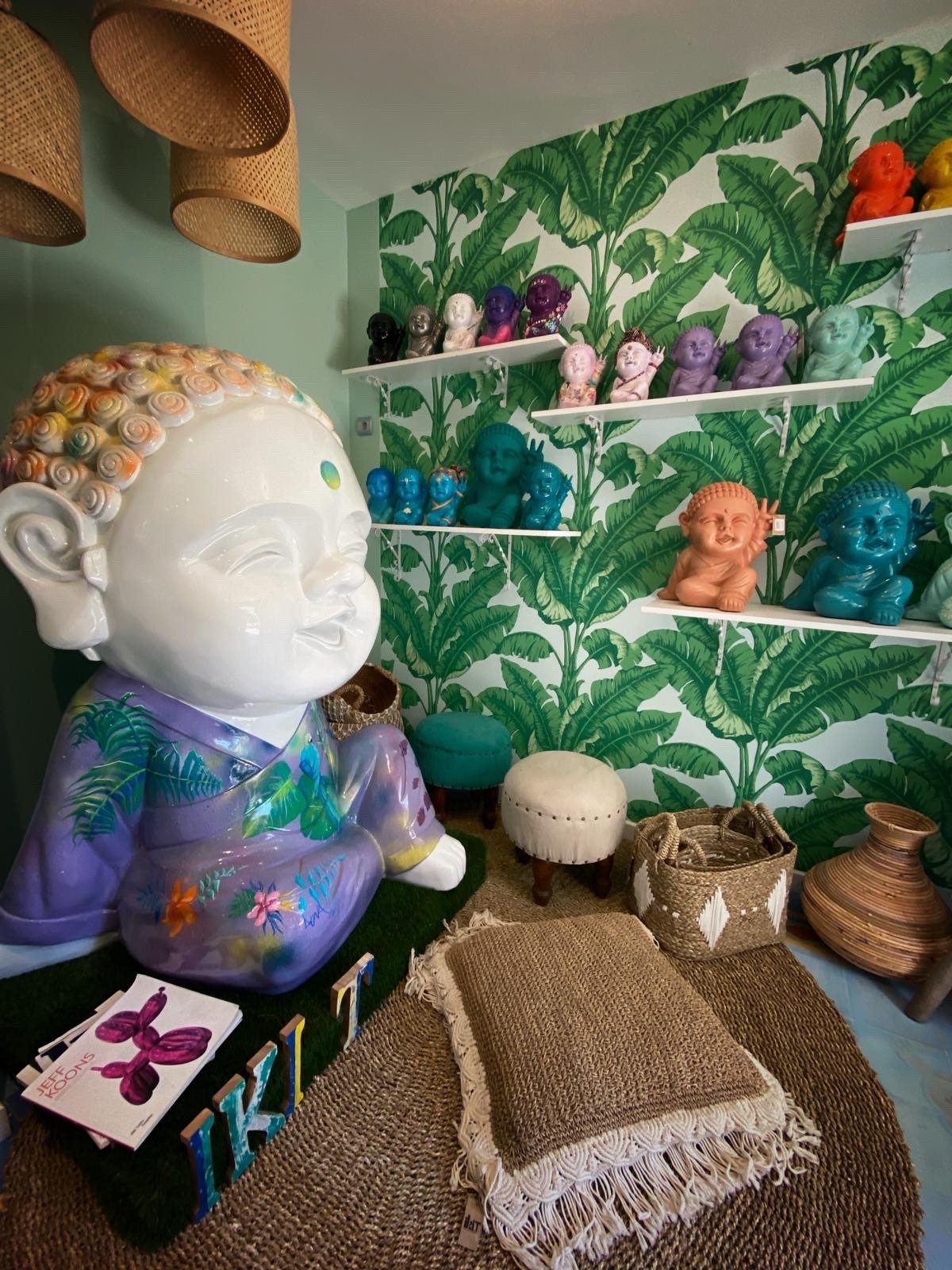 Bouddha grand format pour entrée de boutique décoration chic et zen à Paris rive gauche