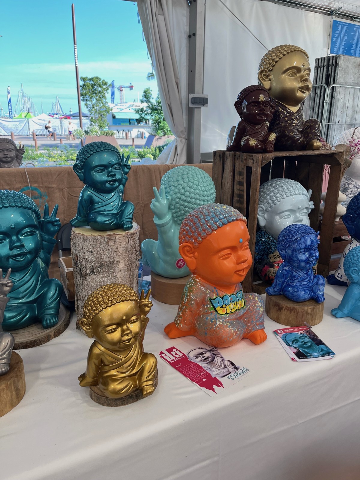 Obtenir des supports commerciaux pour vendre les Bouddhas Iki dans un showroom design à Paris