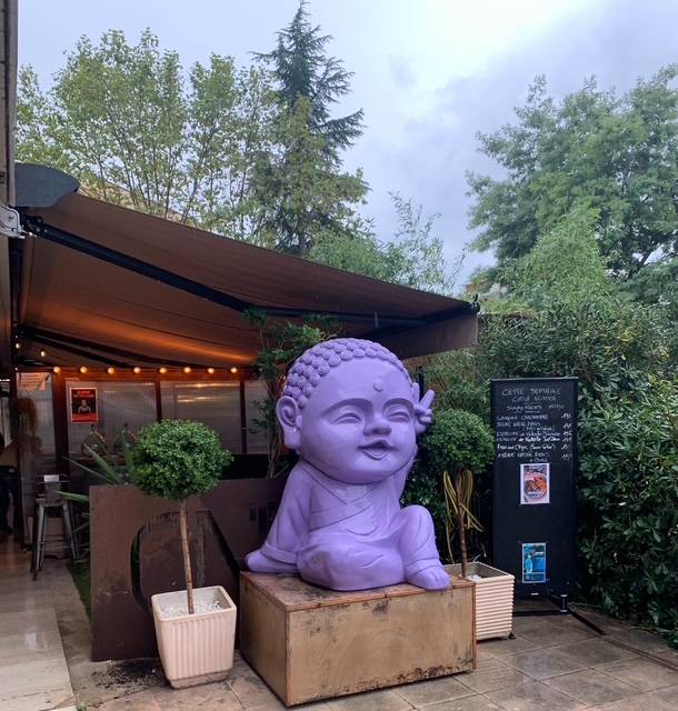 Une statue buddha géante dans votre jardin inspire le calme, la méditation.
