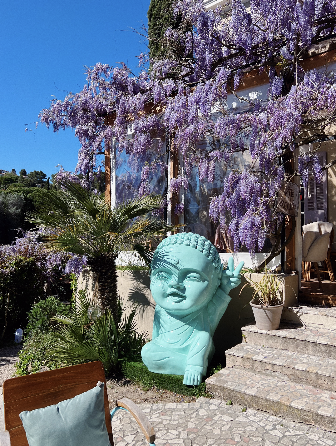 Grande statue buddha dans un jardin de restaurant