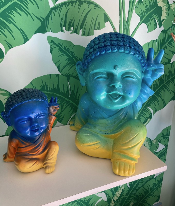 Bouddha décoratif pop art pour bar rooftop avec finition fluo personnalisée à Paris centre