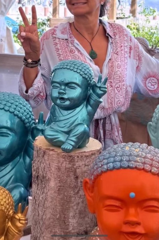 Installation de Bouddhas pop colorés dans vitrine boutique de prêt-à-porter luxe à Cannes