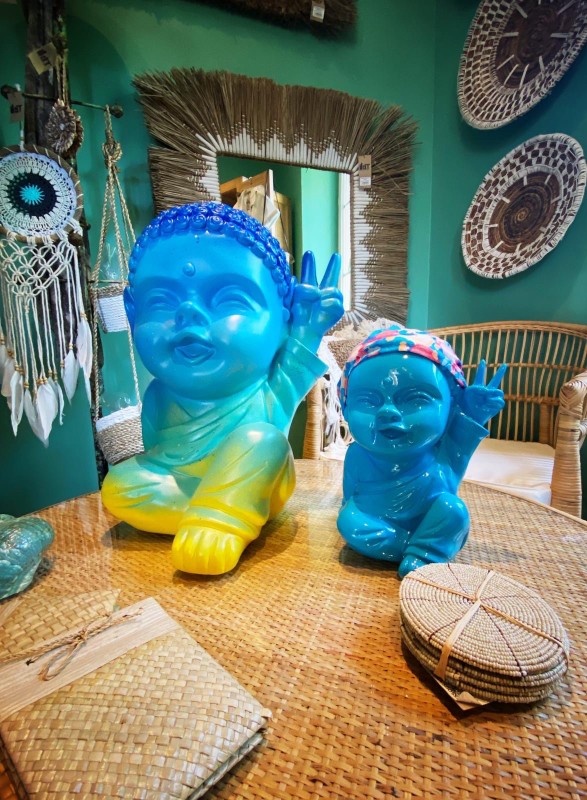 Bouddha décoratif coloré pour vitrine boutique concept lifestyle premium dans le centre de Cannes