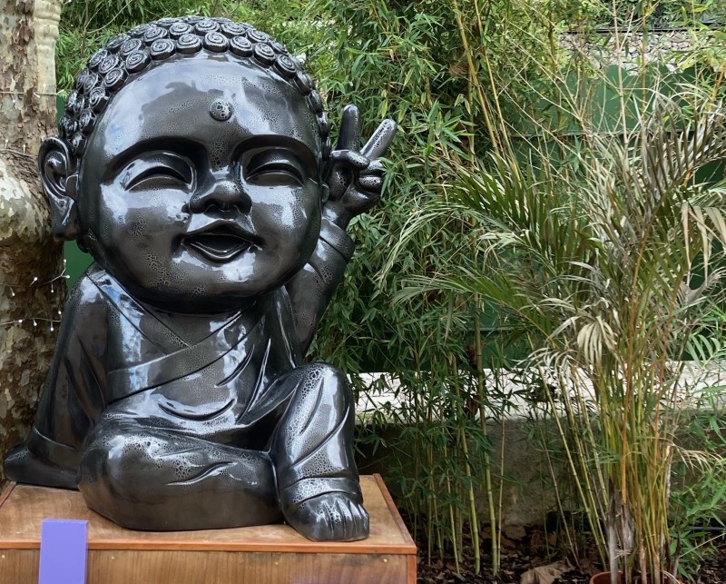 Bouddha géant extérieur en résine composite avec effet pierre reconstituée et teinte sur demande à Cannes 06400