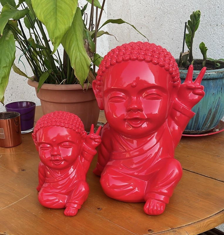 Décoration vitrine de Noël boutique déco avec Bouddha lumineux et bonnet rouge à Paris