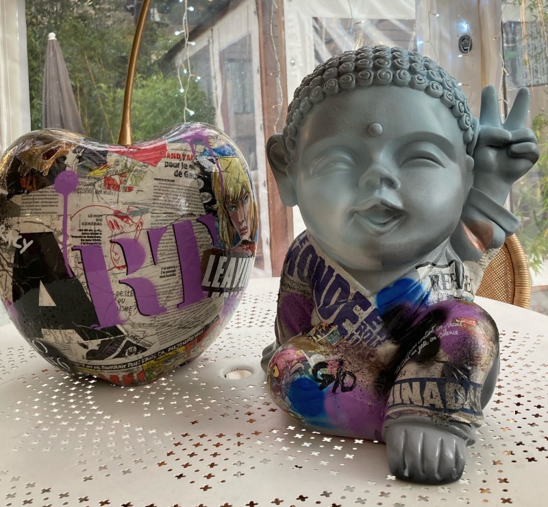 Statuette Bouddha joyeux pour décoration chambre d’ado avec finition flashy vernie à Aix-en-Provence