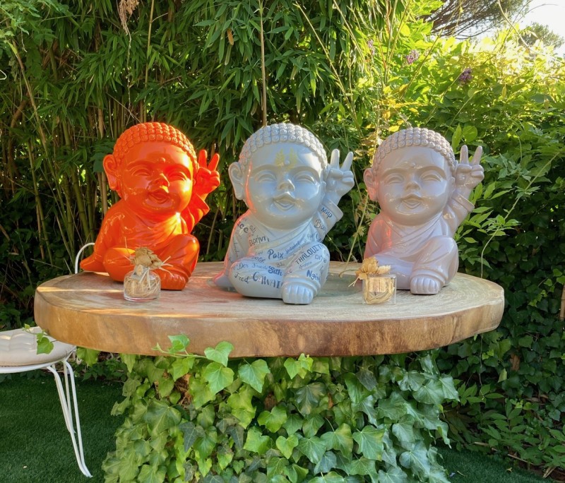 Décoration pop colorée avec Bouddha 40 cm fabriqué à Lyon pour apporter des good vibes à Cannes