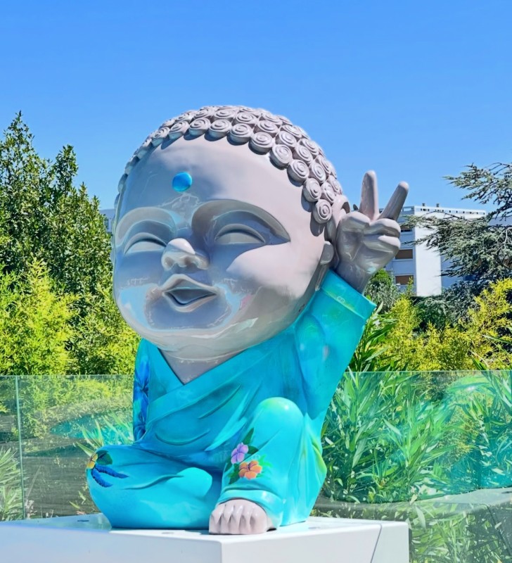 Bouddha pour établissement de yoga avec socle intégré et peinture intuitive en fibre de verre à Paris
