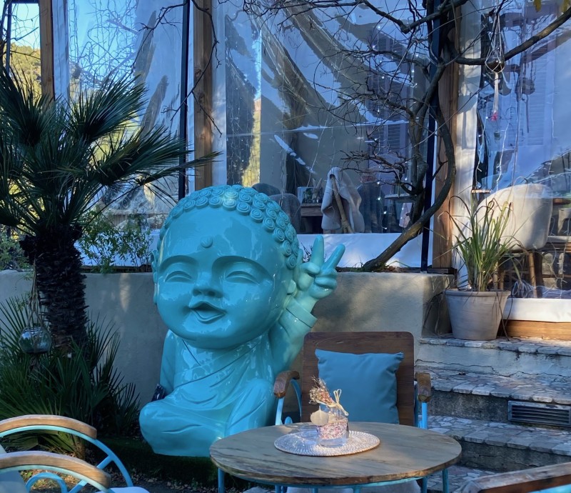Commander un Bouddha en résine ultra légère avec patine mate à la main pour balcon d’appartement à Cannes