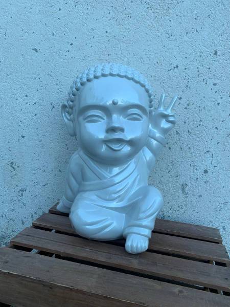 Statue de jardin moderne en résine pour extérieur, disponible à l'achat sur notre boutique en ligne.