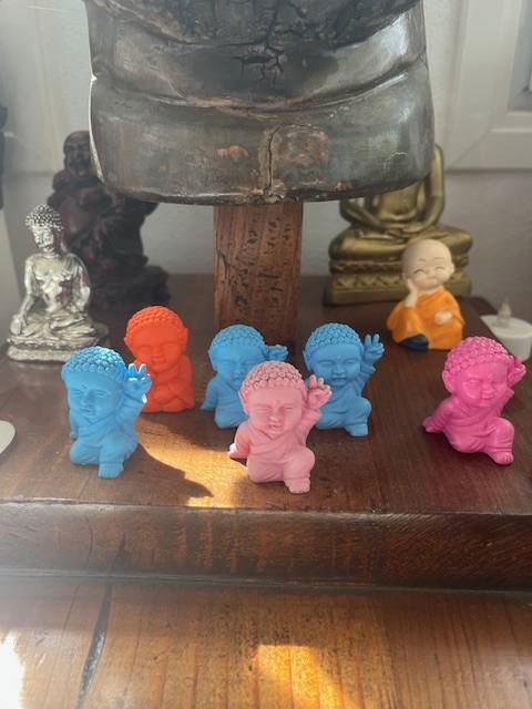 Mini Bouddha de poche en résine colorée à collectionner pour méditation nomade à Monaco